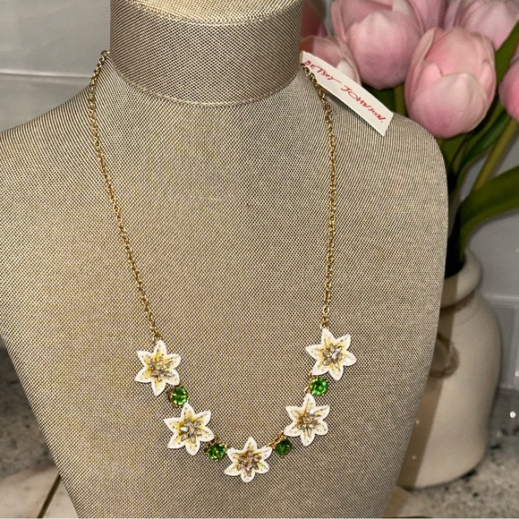 NWT Betsey Johnson White Lily Flower Green Crystal Floral Gold Necklace - Picture 3 of 6